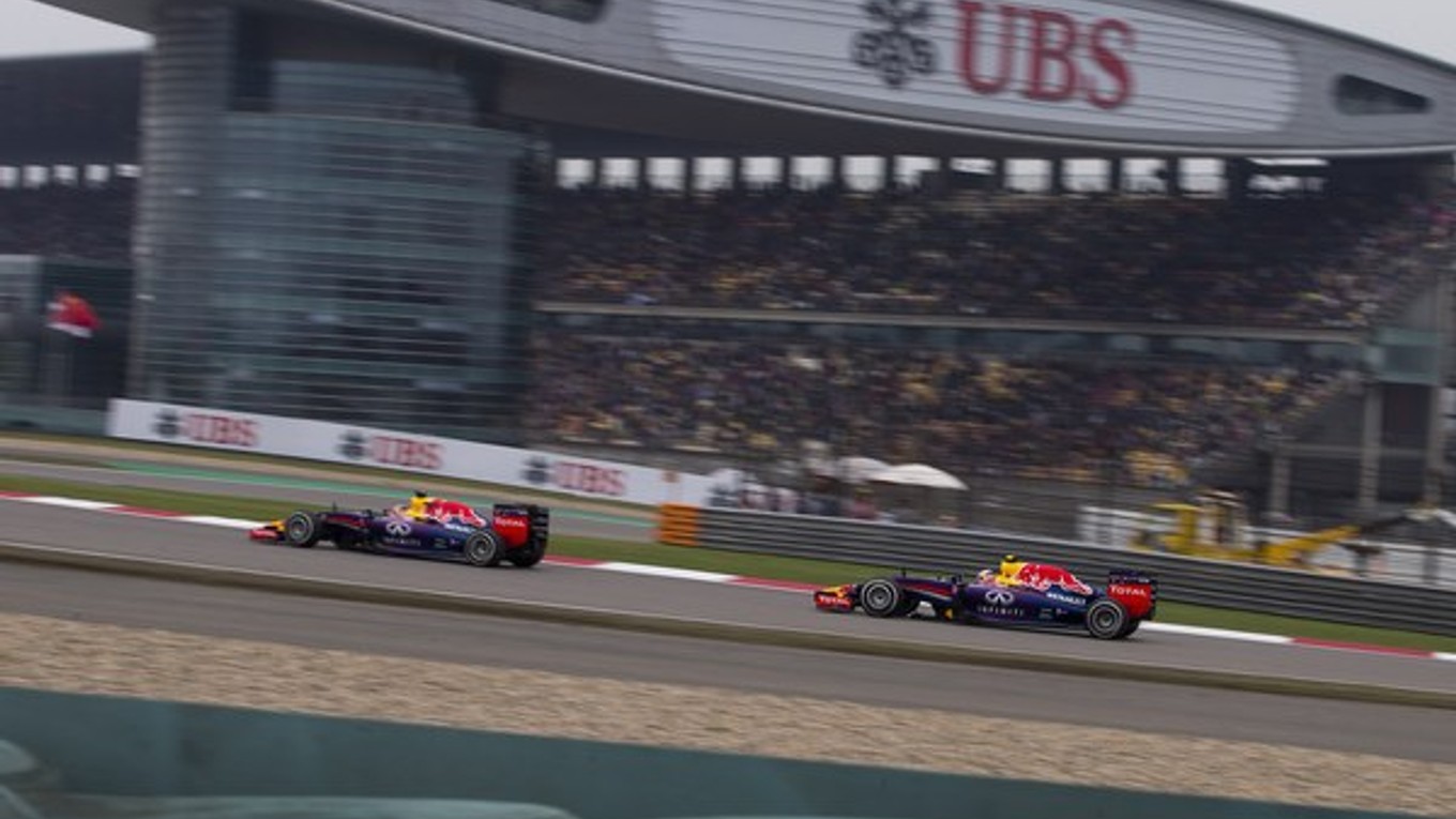 Sebastian Vettel (vpredu) je v úvode sezóny aj pod tlakom kolegu Daniela Ricciarda.