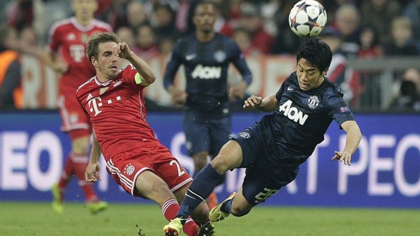 Hráč Manchestru United Shinji Kagawa (vpravo) a kapitán Bayernu Philipp Lahm vo štvrťfinále.