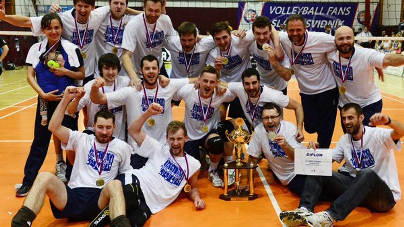 Volejbalisti Chemesu Humenné pózujú s trofejou po zisku majstrovského titulu.