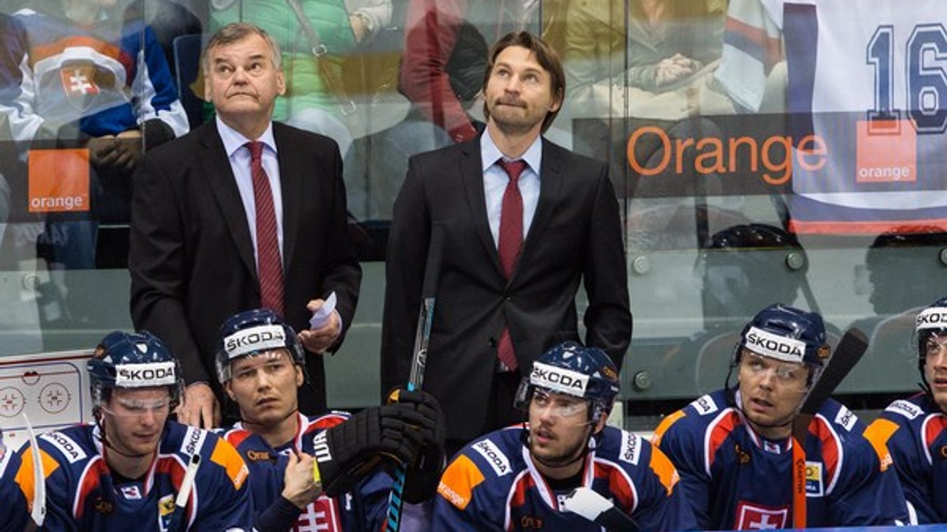 Vladimír Országh (v strede) sa presúva na lavičku Slovana Bratislava.