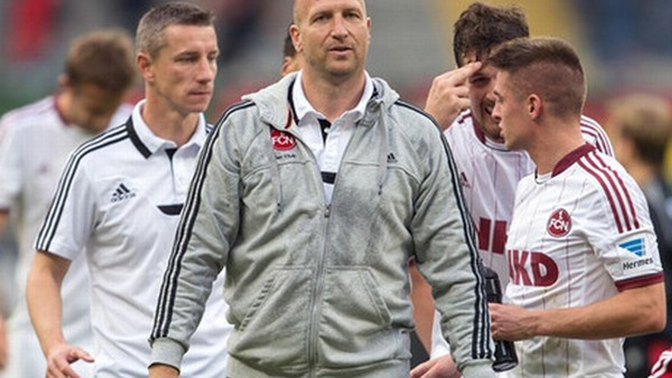 Marek Mintál (vľavo) ostáva v roli asistenta nového trénera Rogera Prinzena (v strede).