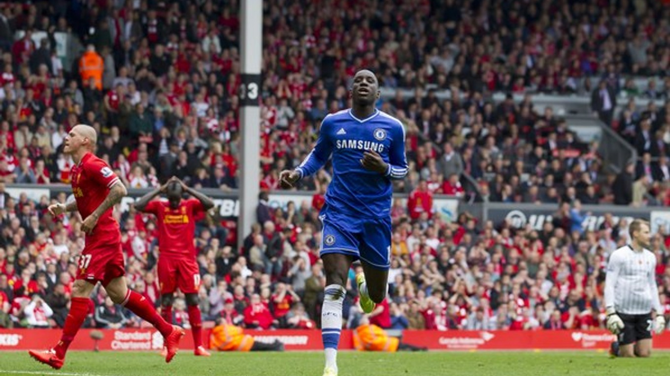 Obrane Liverpoolu s Martinom Škrtelom (vľavo) ušiel Demba Ba v modrom drese Chelsea.