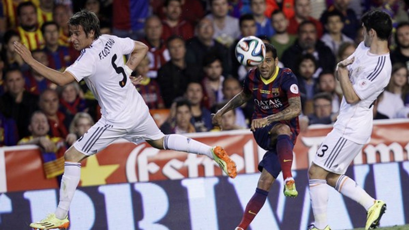 Dani Alves (v strede)