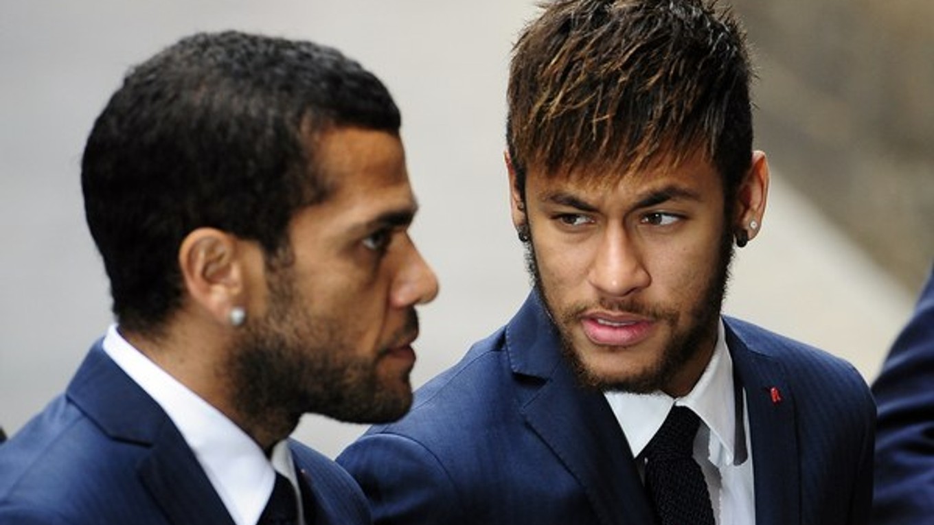 Brazílčania Neymar (vpravo) a Daniel Alves.