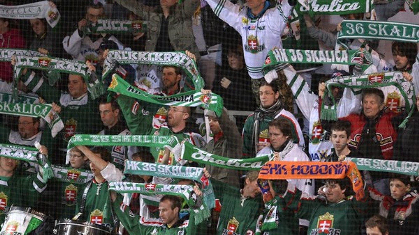 Fanúšikovia Skalice spievajú štátnu hymnu v šiestom zápase štvrťfinále.