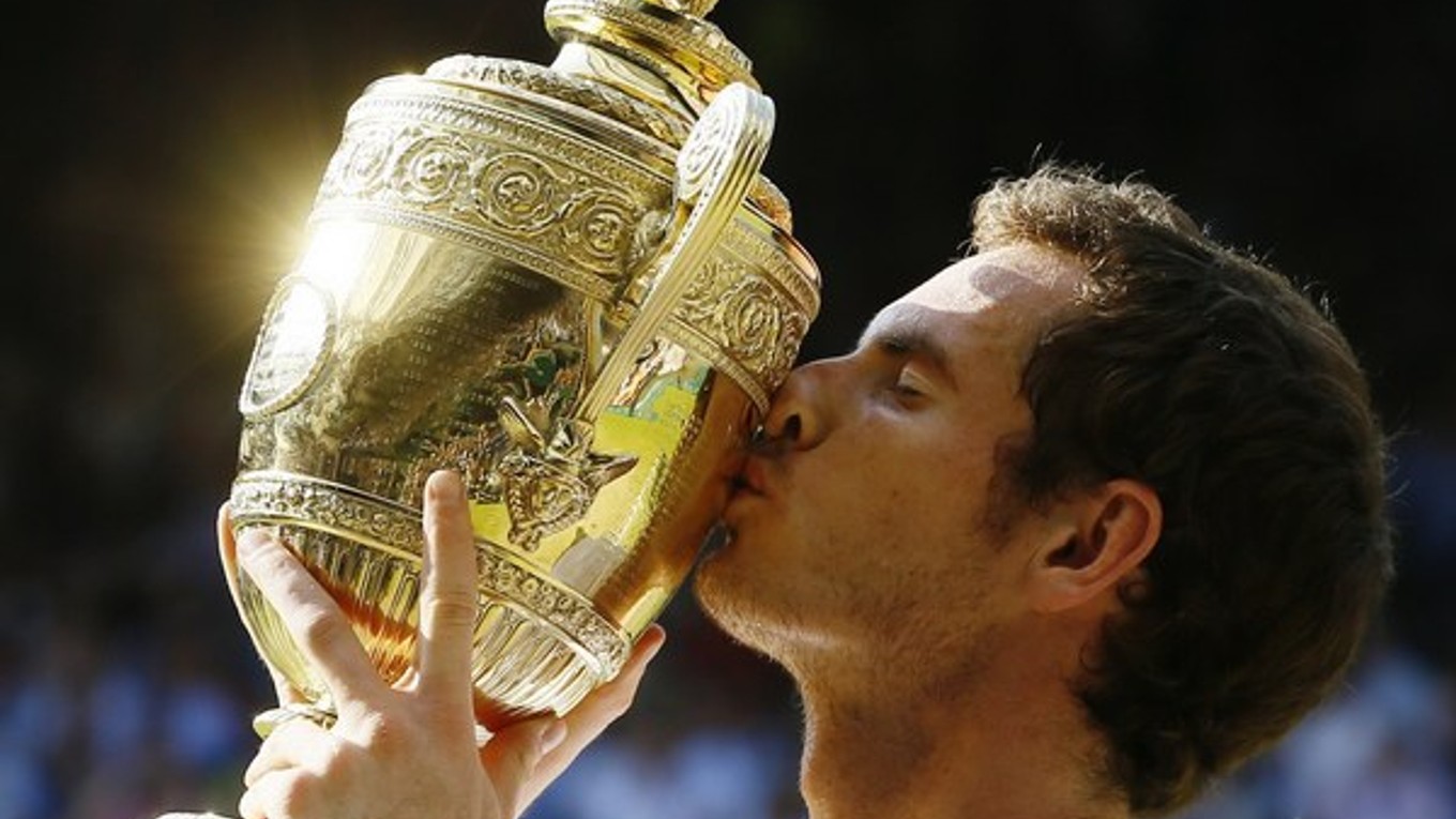 S trofejou pre víťaza Wimbledonu Andy Murray.