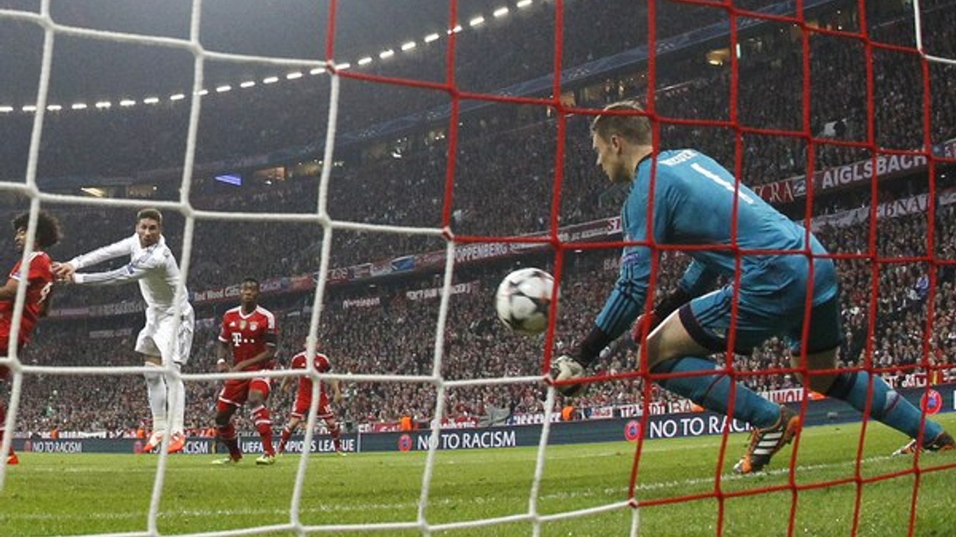 Sergio Ramos dáva takto prvý gól Manuelovi Neuerovi.