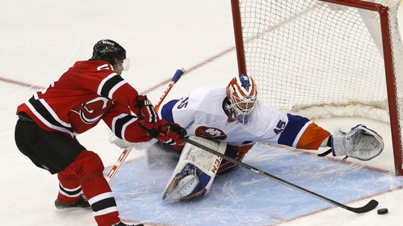 Jaromír Jágr a brankár tímu New York Islanders goalie Anders Nilsson.