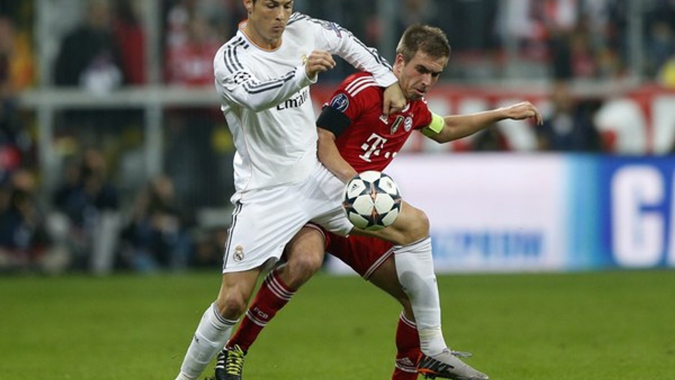 Cristiano Ronaldo a Philipp Lahm (vpravo).