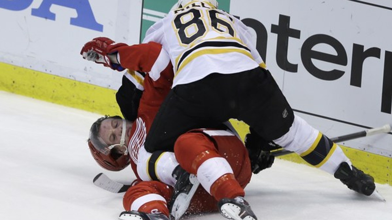 Justin Abdelkader (na ľade).