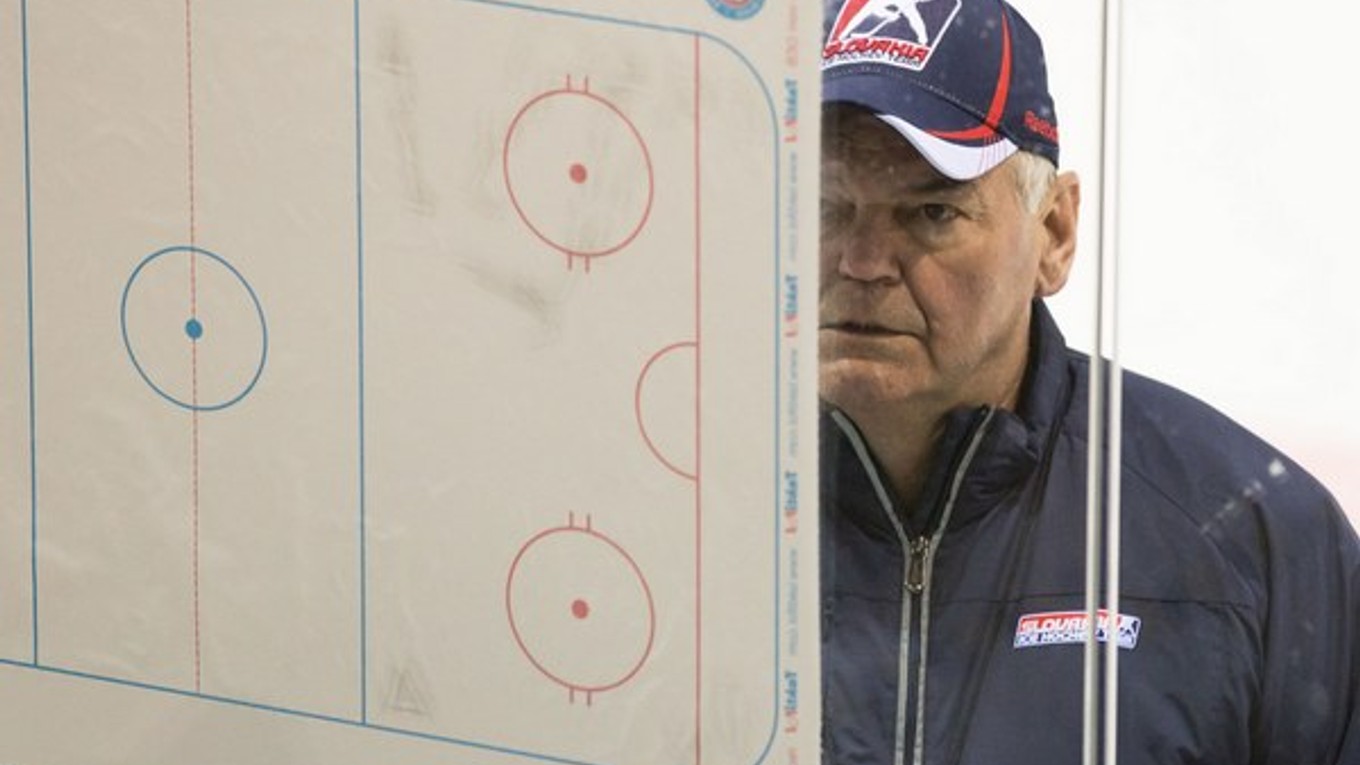 Tréner slovenskej hokejovej reprezentácie Vladimír Vůjtek.