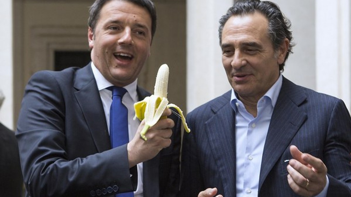 Talianský premiér Matteo Renzi a tréner národného tímu Cesare Prandelli sa delia o banán ako prejav solidarity s Danim Alvesom.