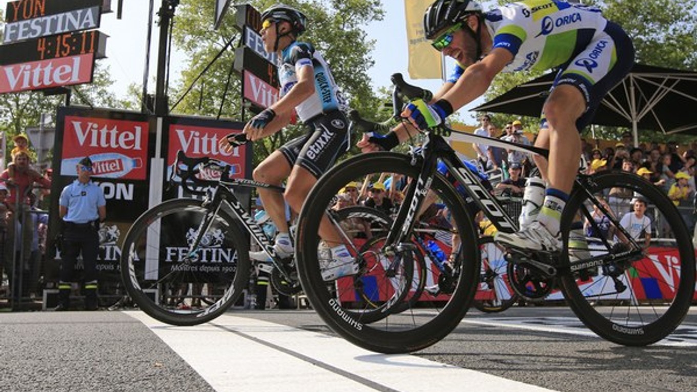 Švajčiar Michaelom Albasinim (vpravo) v  14. etape cyklistických pretekov Tour de France.