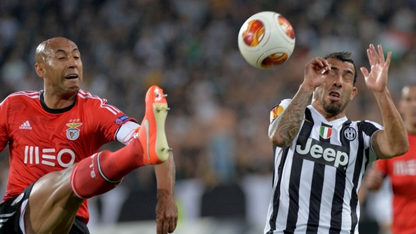 Luisao vľavo v drese Benfici a Carlos Tévez vpravo v drese Juventusu.