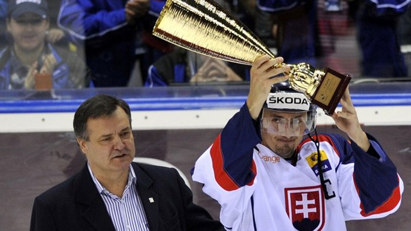 Miroslav Šatan s pohárom pre víťaza Slovakia Cupu.