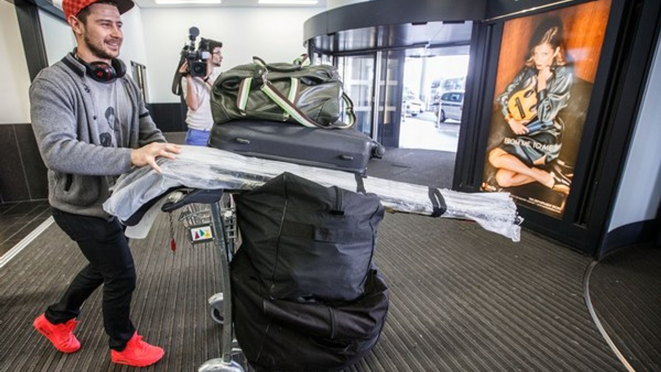Tomáš Tatar na letisku vo Schwechate. Z Ameriky si priniesol pätnásť hokejok, mali by vydržať až do konca majstrovstiev sveta.