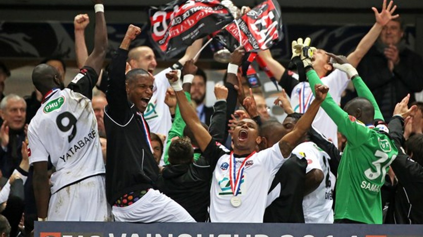 Futbalisti Guingampu sa tešia z trofeje.