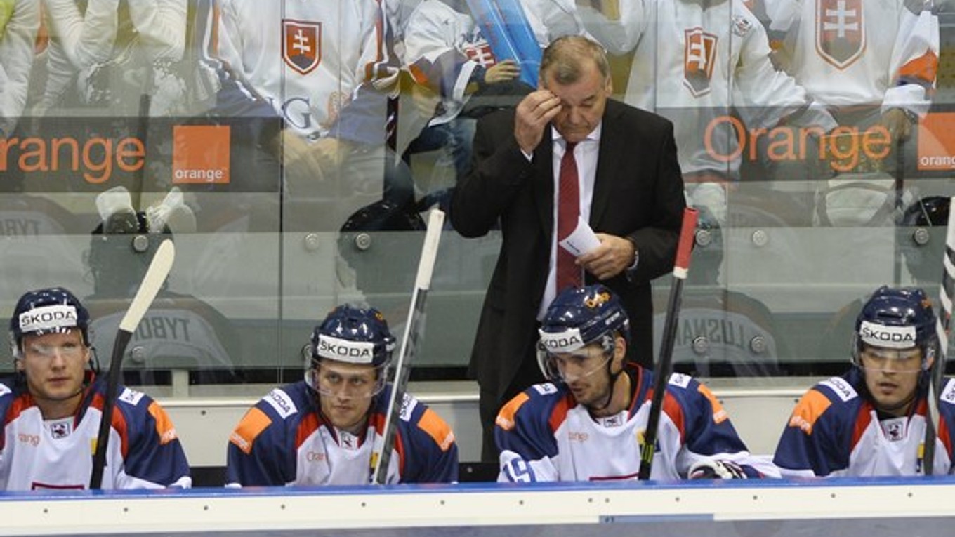 Tréner slovenskej hokejovej reprezentácie Vladimír Vůjtek. Vľavo sediaci Richard Pánik.