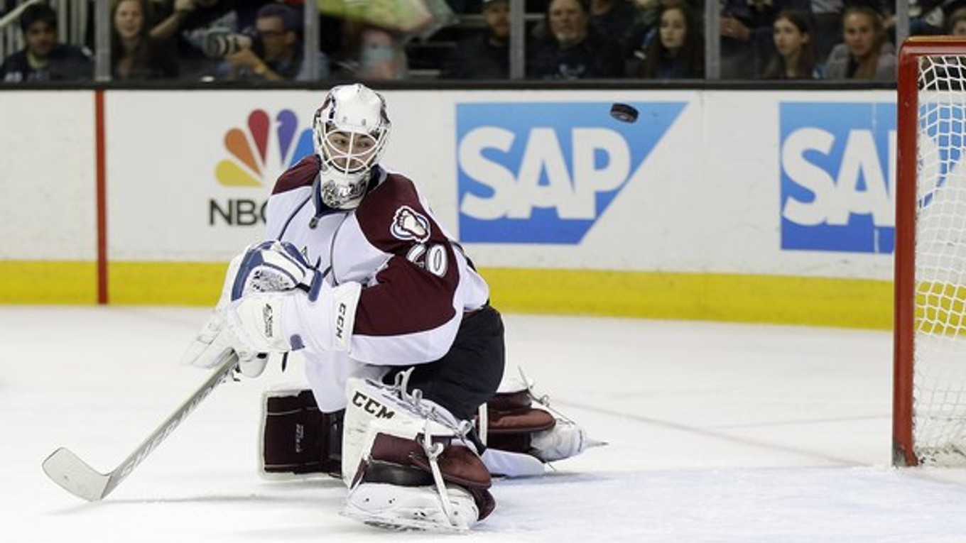 Švajčiarsky brankár Reto Berra v drese Colorada.
