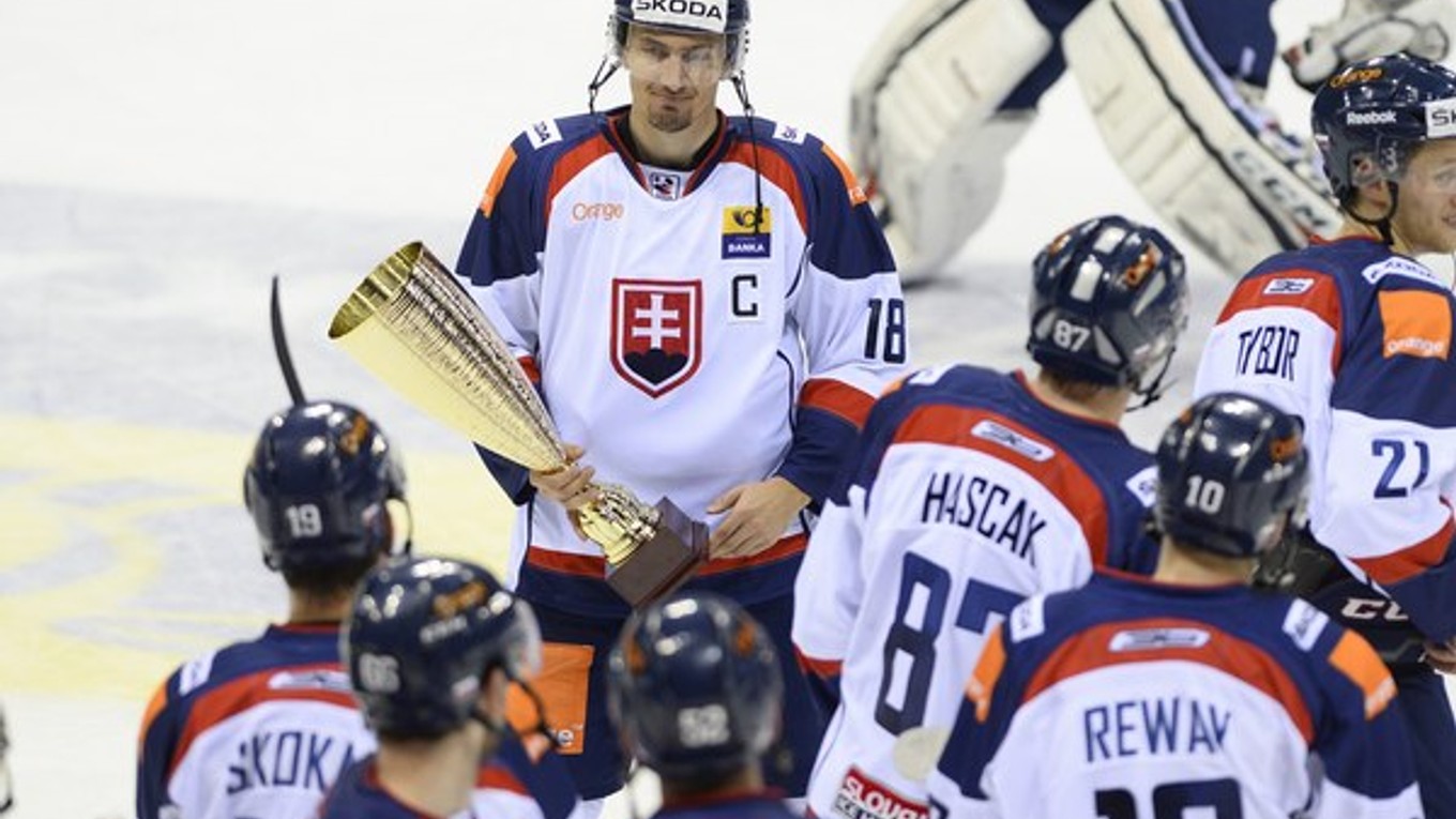 Kapitán Miroslav Šatan s trofejou pre víťaza Slovakia Cupu.