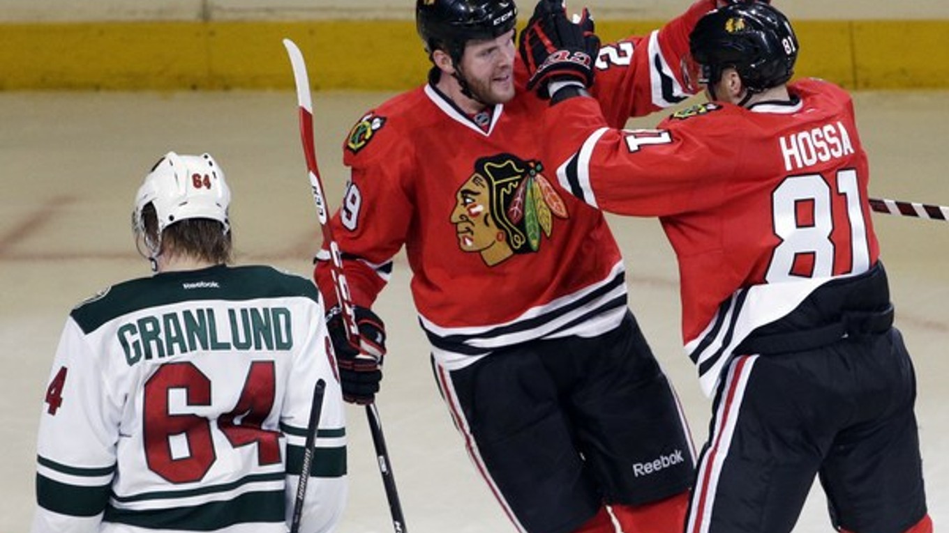 S Mariánom Hossom oslavuje Bryan Bickell.