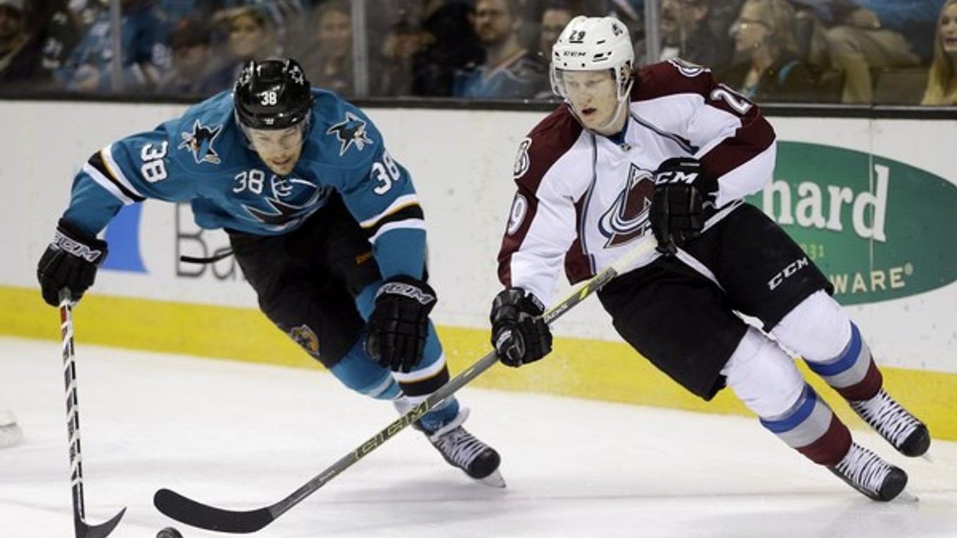 Nathan MacKinnon (vpravo)