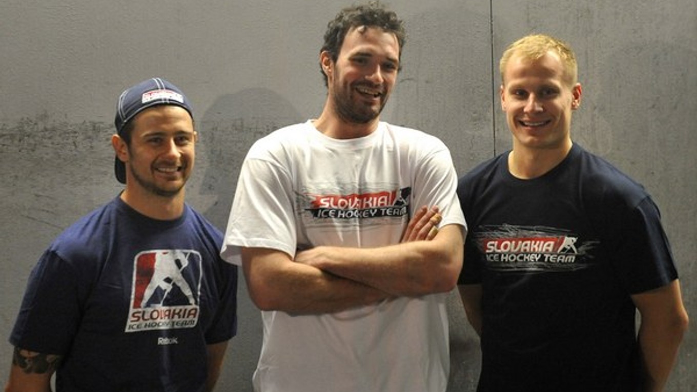 Zľava: Slovenskí hokejoví reprezentanti Tomáš Tatar, Marek Viedenský a Richard Pánik počas krátkeho brífingu na zraze pred odletom na MS.