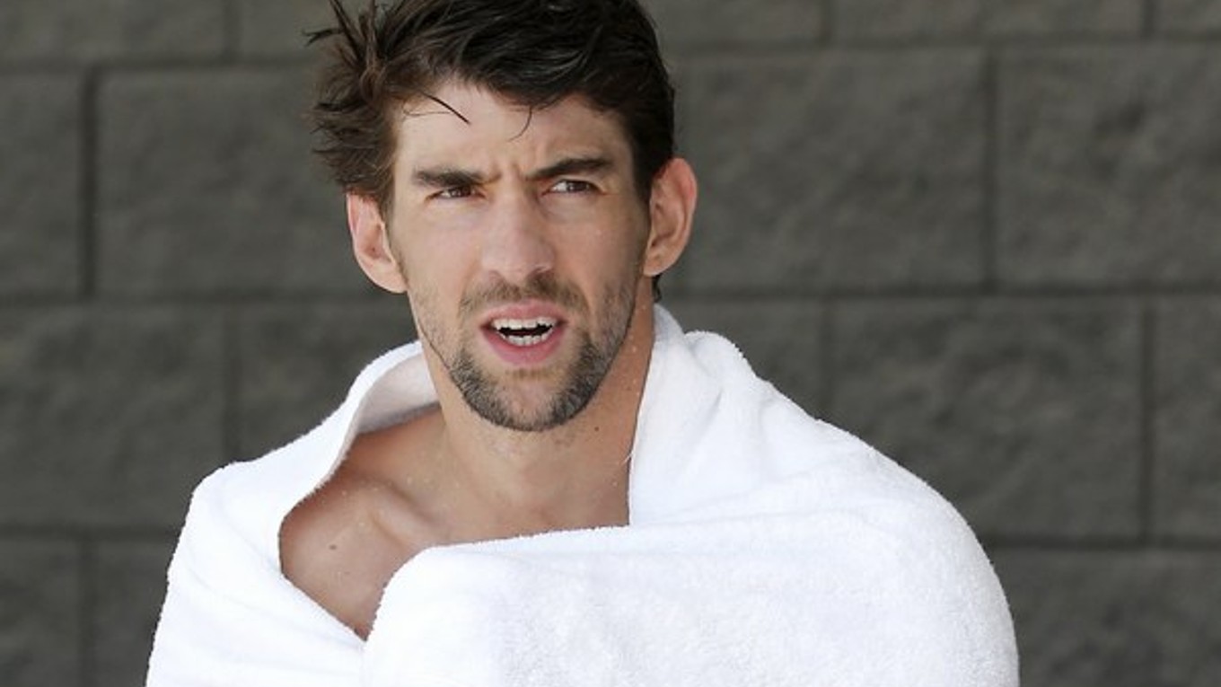 Michael Phelps sa vracia k súťažnému plávaniu.