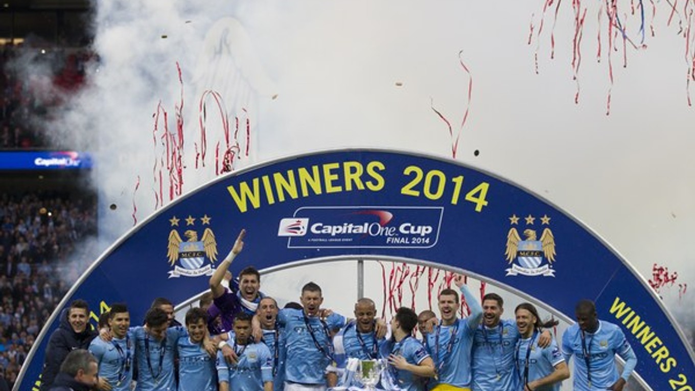 Futbalisti Manchestru City pri oslavách víťazstva v anglickom Ligovom pohári.