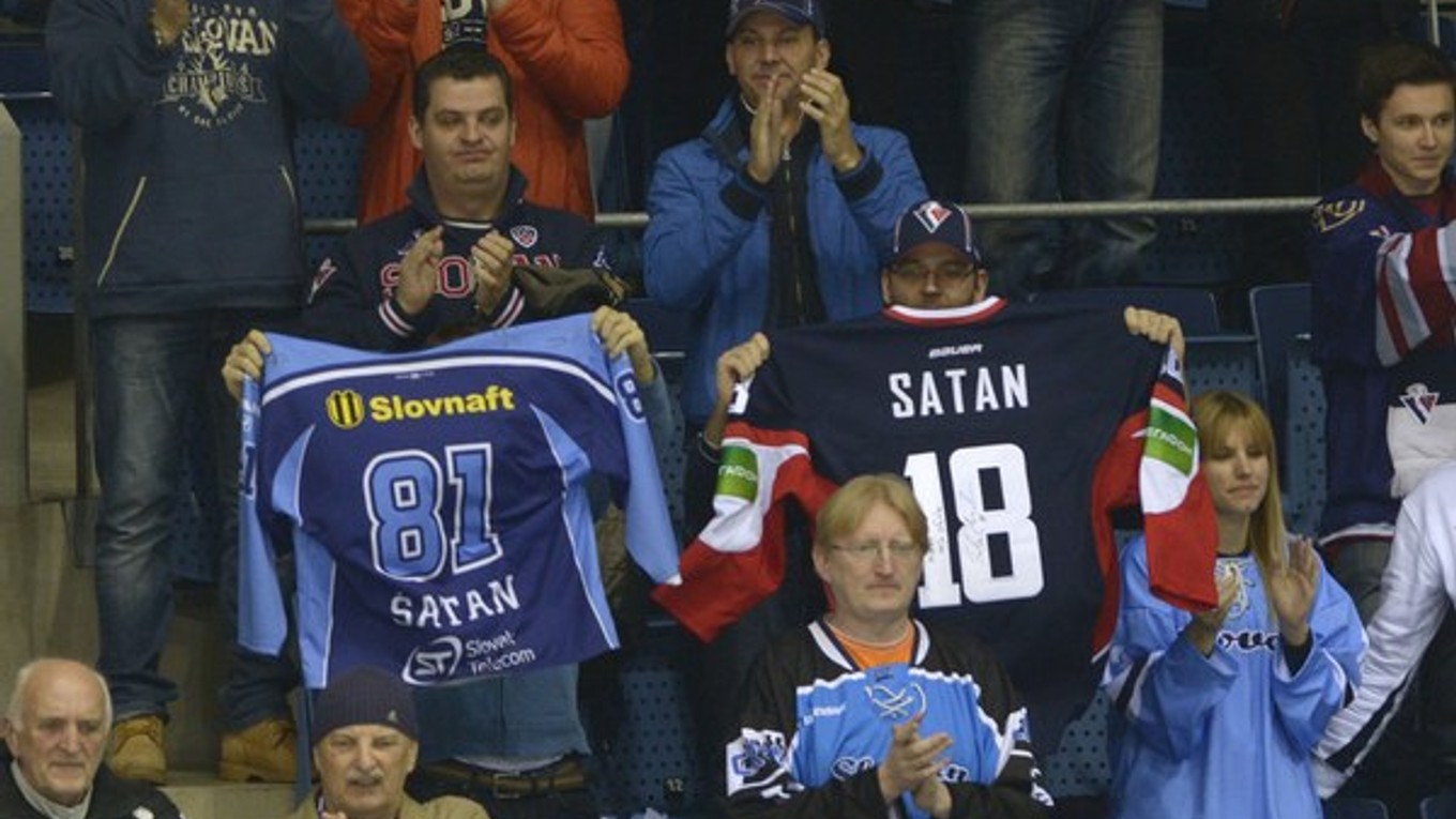 Diváci na hokeji v Bratislave.