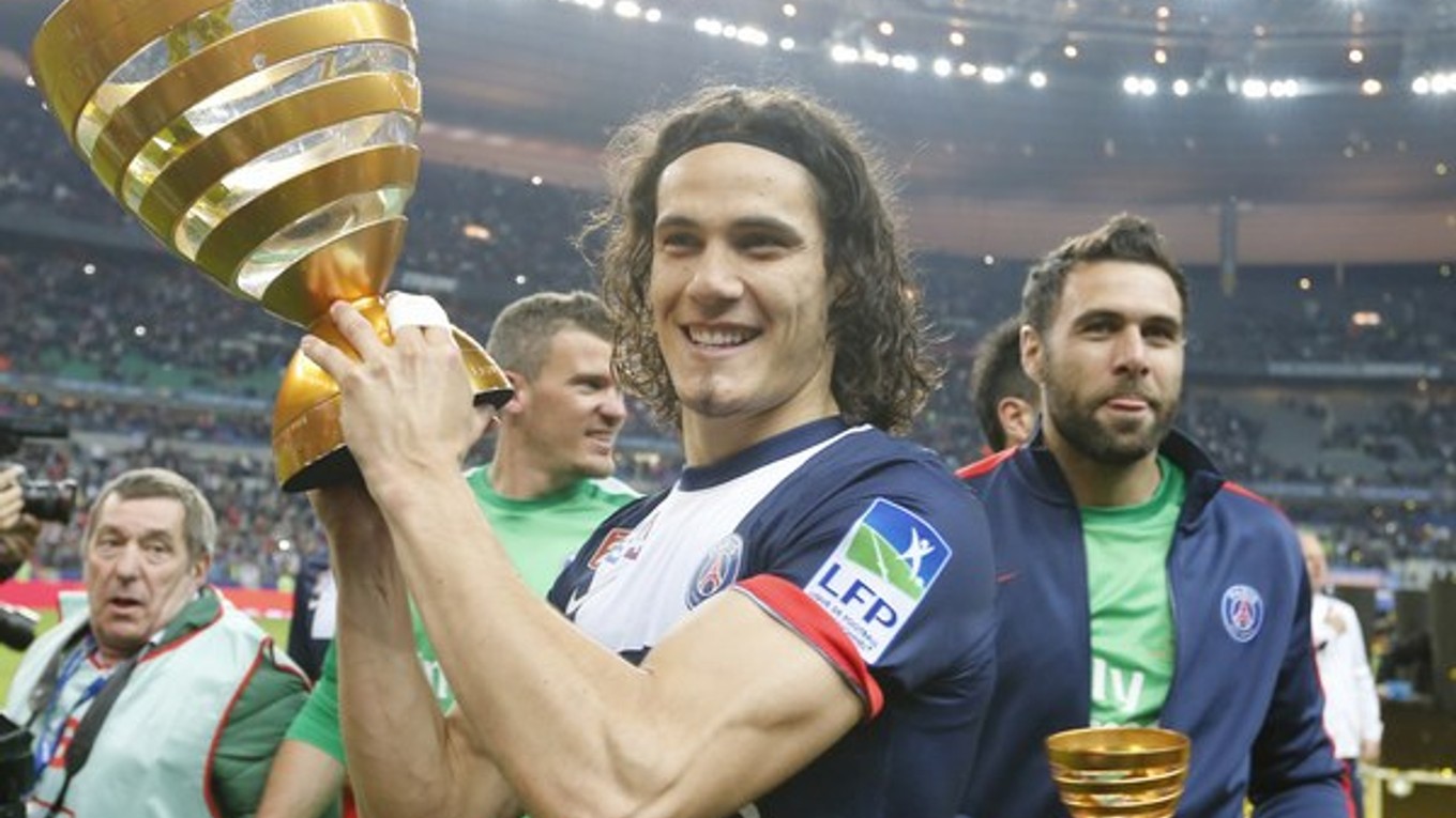 Edinson Cavani s trofejou za víťazstvo vo Francúzskom pohári.