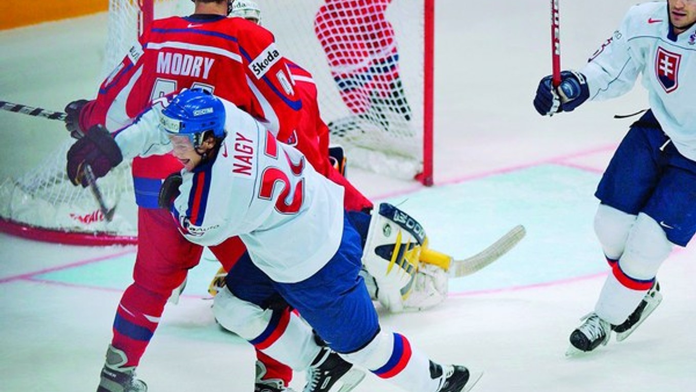 Ladislav Nagy a Vladimír Országh v zápase s Českom počas MS v roku 2003.