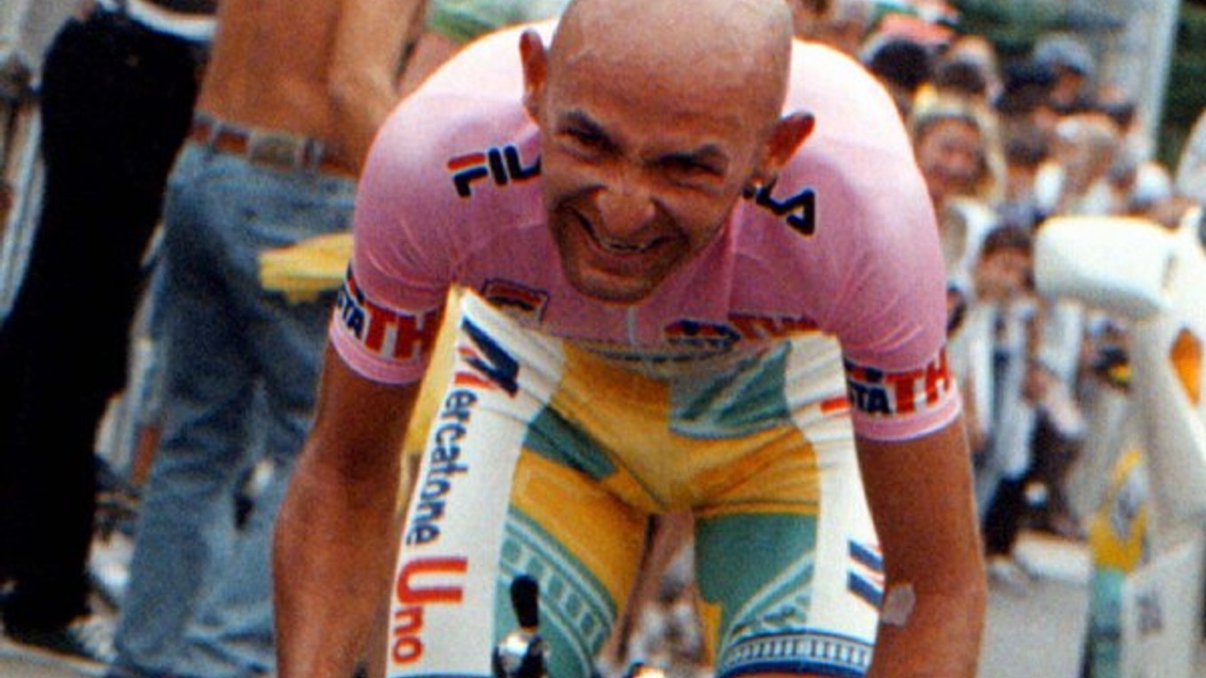 Na archívnej snímke z 6. júna 1998 taliansky cyklista Marco Pantani počas 21. etapy pretekov Giro d´Italia.