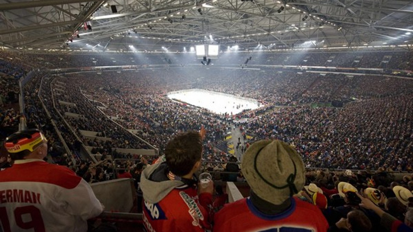 Divácky rekordný zápas v nemeckom Gelsenkirchene medzi domácimi hráčmi a výberom USA (77 803).