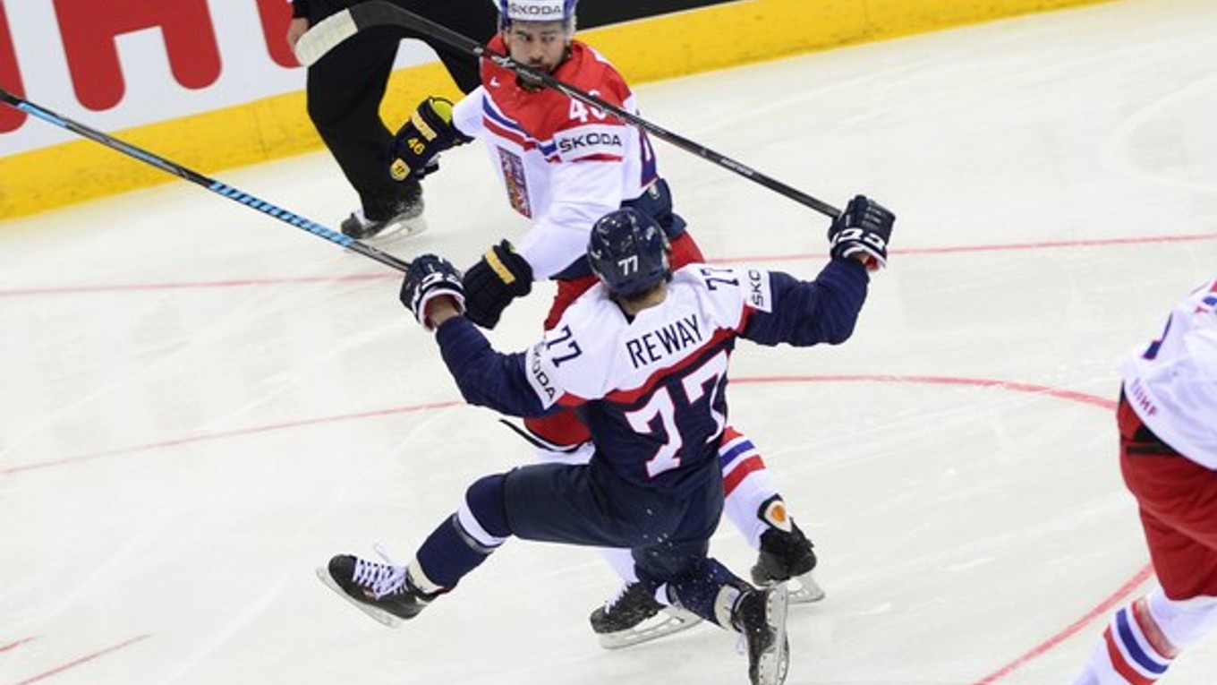 Roman Polák v súboji s Martinom Rewayom.