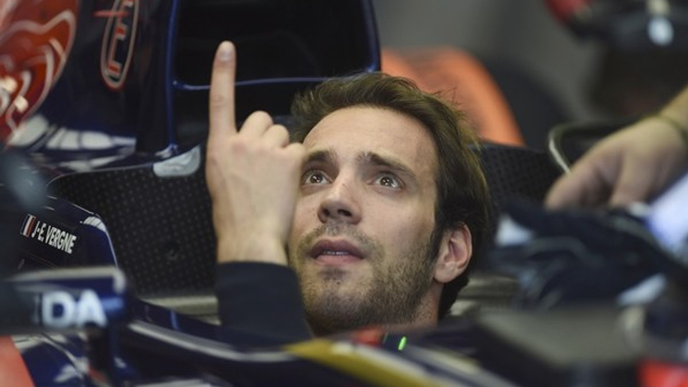 Vergnemu skĺzla pravá zadná pneumatika z monopostu