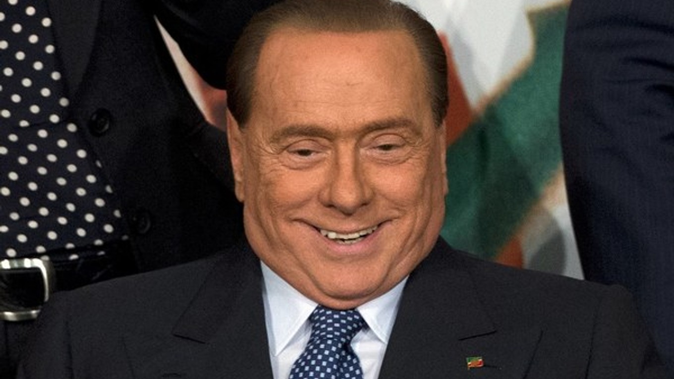 Silvio Berlusconi možno prepustí trénera Clarenca Seedorfa.