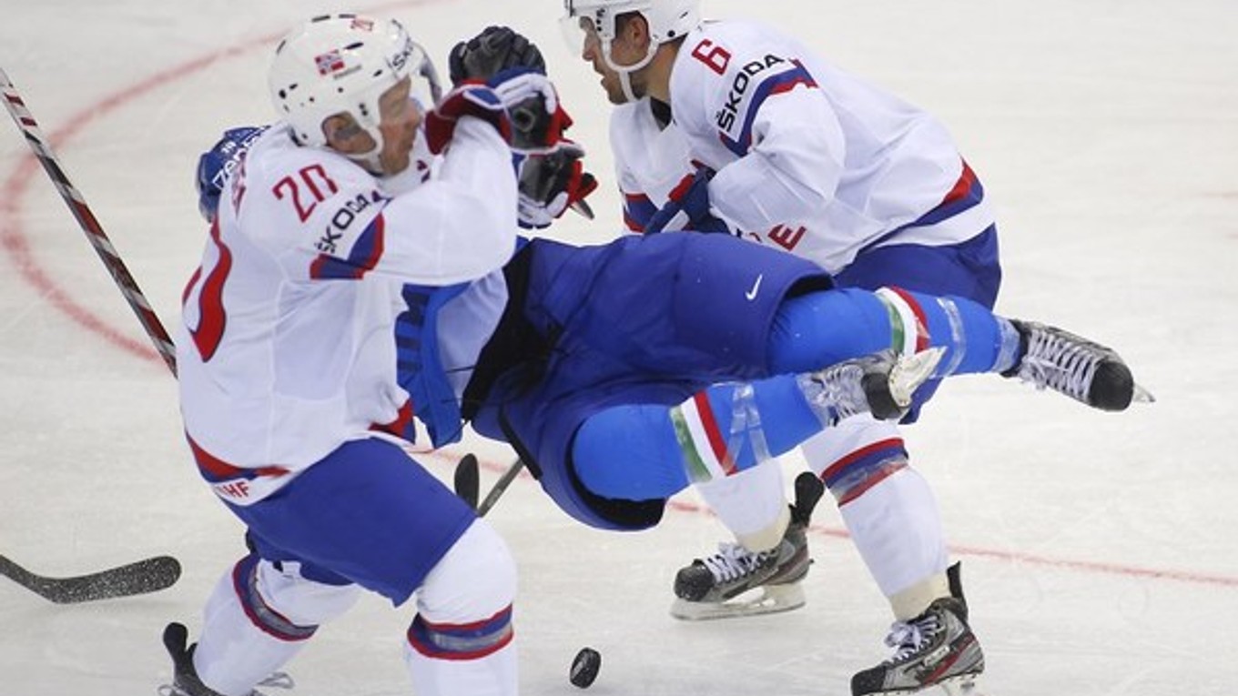 Talian Brian Ihnacak (uprostred) v súboji s dvomi nórskymi hokejistami.