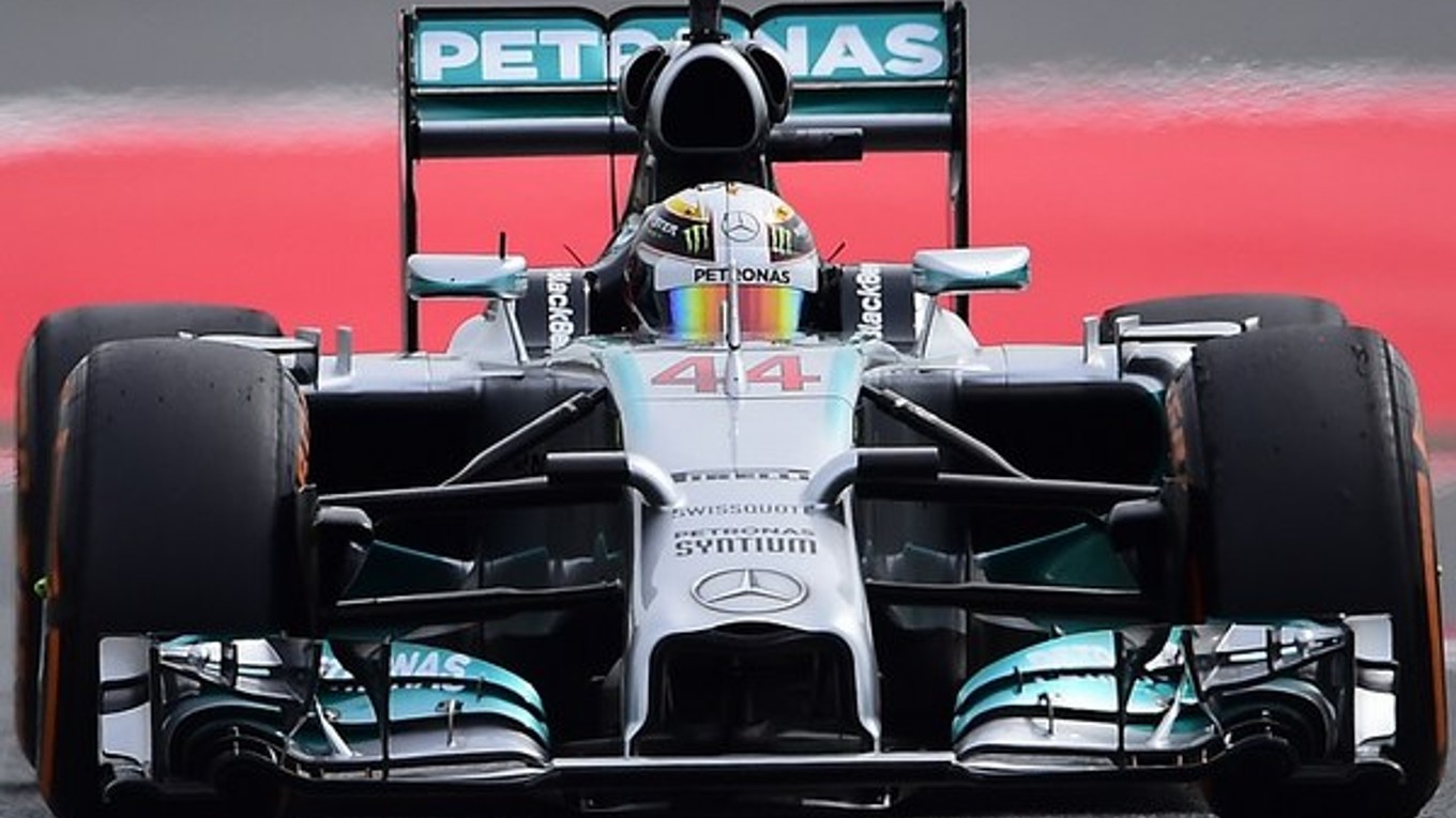 Lewis Hamitlon na monoposte Mercedes.