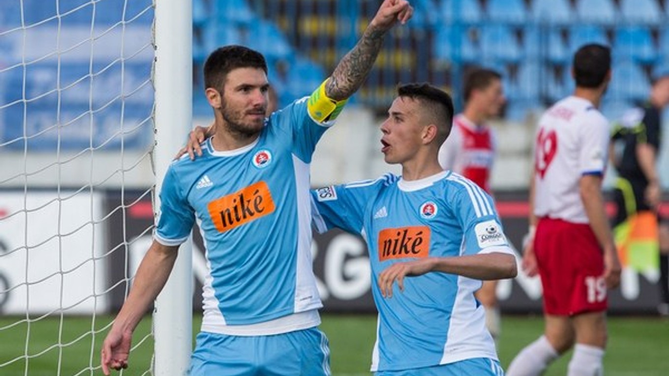 Kapitán Slovana Marko Milinkovič (vpravo) strelil prvý gól zápasu proti Zlatým Moravciam.
