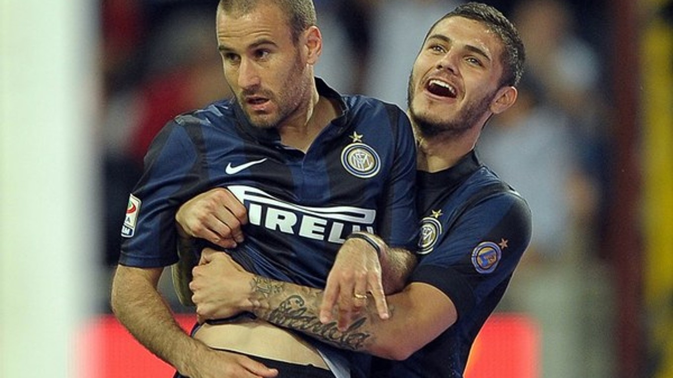 Útočník Interu Miláno Rodrigo Palacio (vľavo) a Mauro Icardi oslavujú gól.