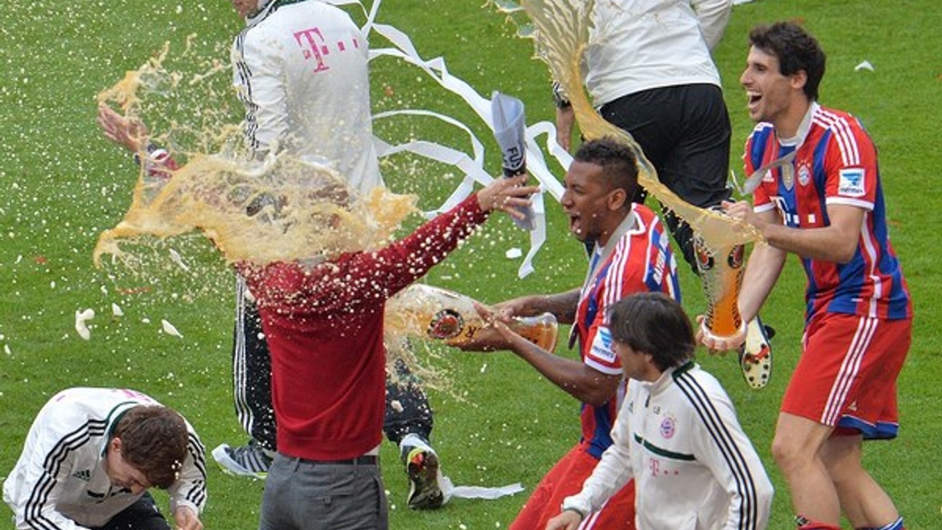 Jerome Boateng oblial Pepa Guardiolu počas osláv pšeničným pivom.