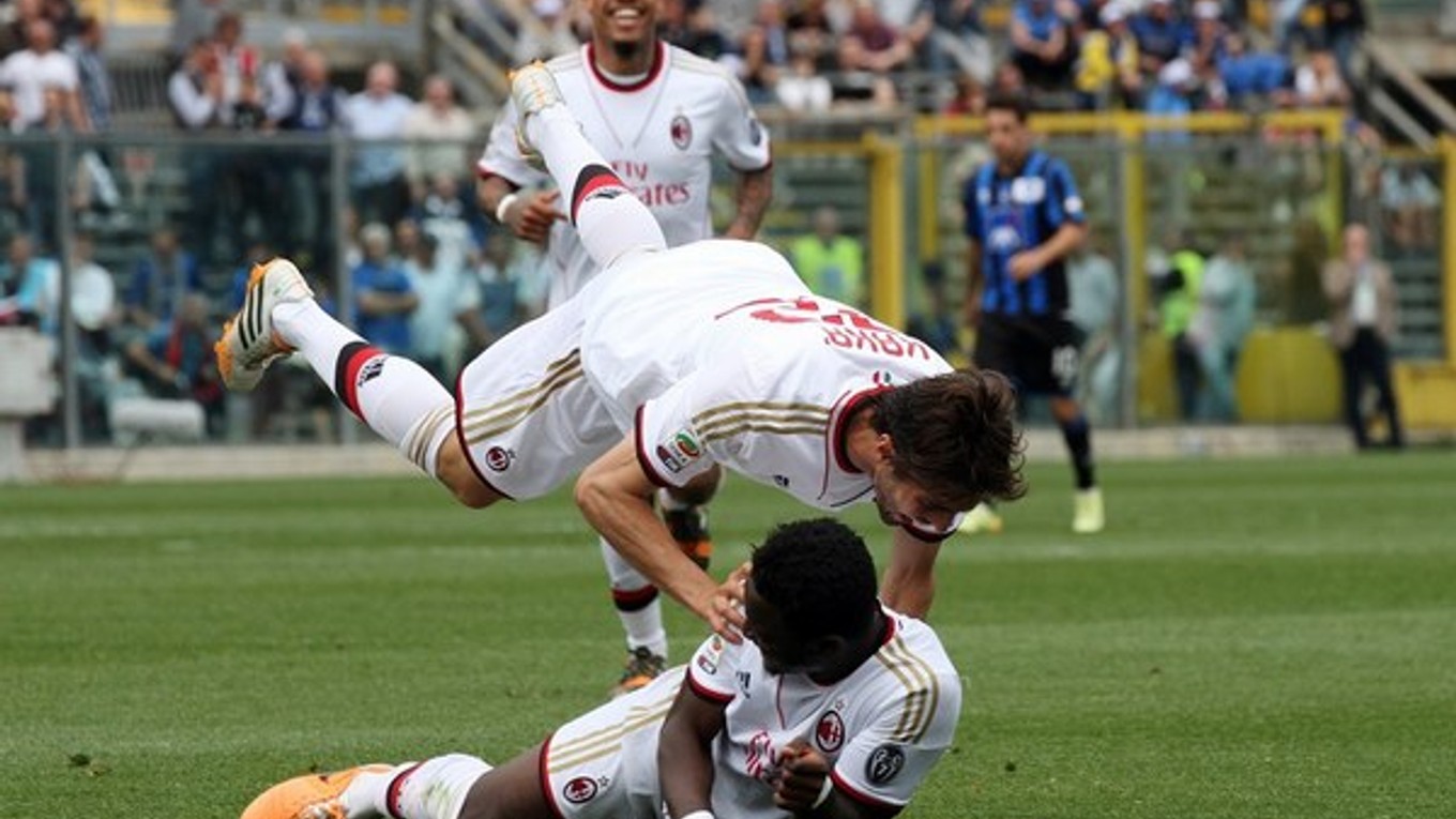 Kaká oslávil gól AC Miláno skokom na spoluhráča Muntariho.