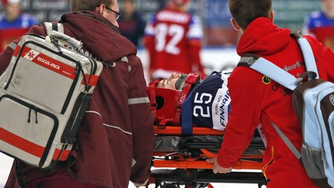 Jormakka po zrážke so Šipačovom zostal dlho ležať na ľade a zdravotníci ho ošetrovali priamo na hracej ploche.