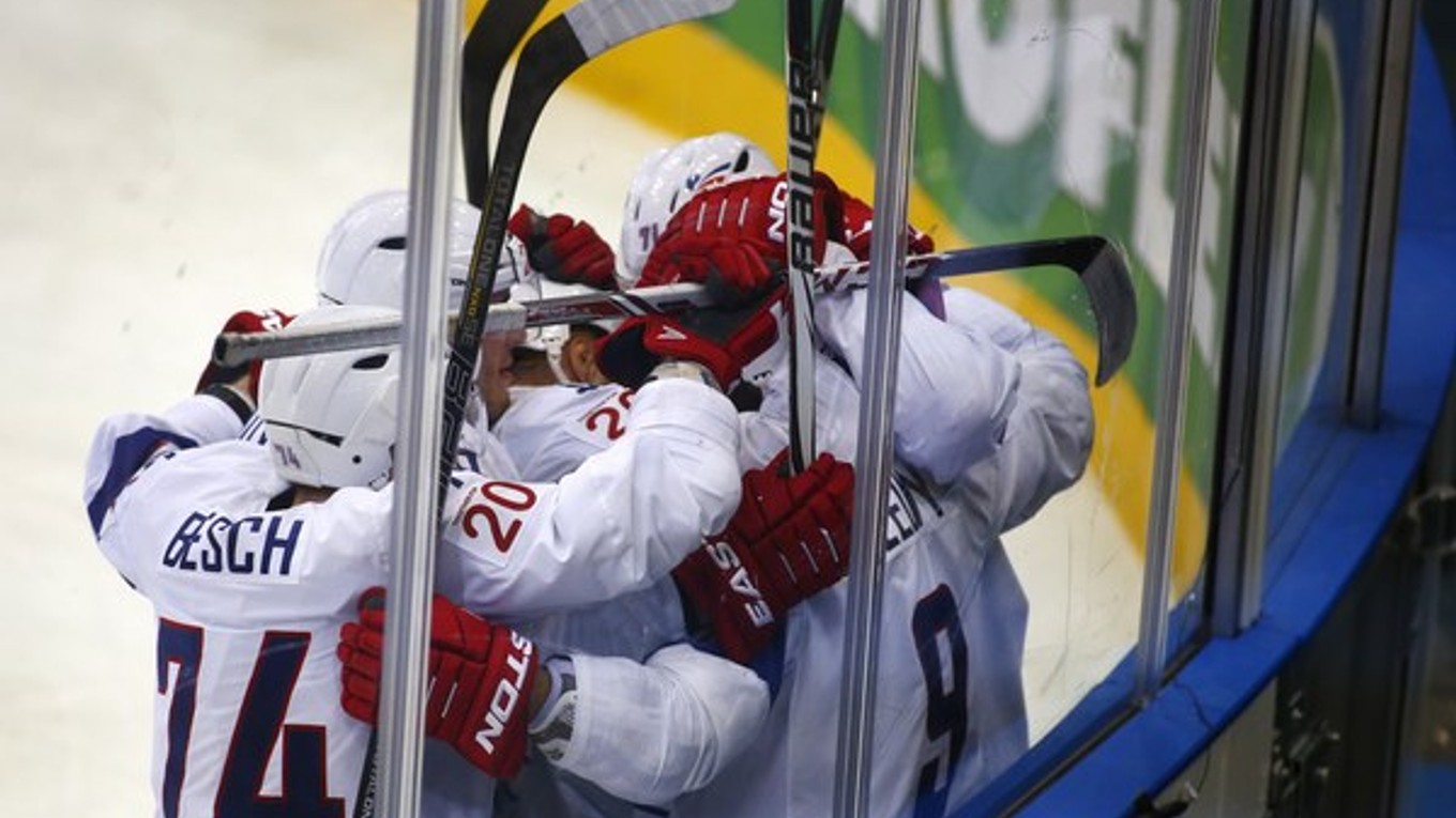 Radosť Francúzov po tom, čo strelil štvrtý gól Damien Fleury.