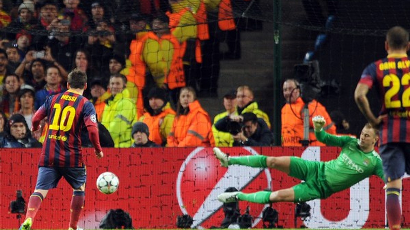 Lionel Messi prekonáva brankára Harta z pokutového kopu.