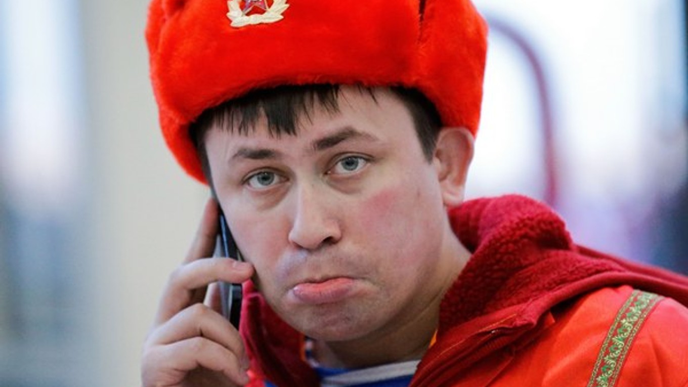 Ruský fanúšik telefonuje po štvrťfinálovej prehre Ruska 1:3 s Fínskom.
