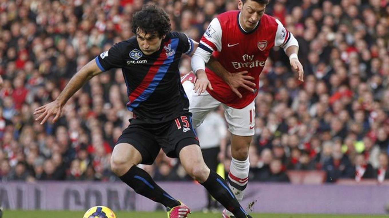 Özilova forma (vpravo) sa vytráca, na snímke je jeho súboj v Premier League s hráčom Crystal Palace Mileom Jedinakom.