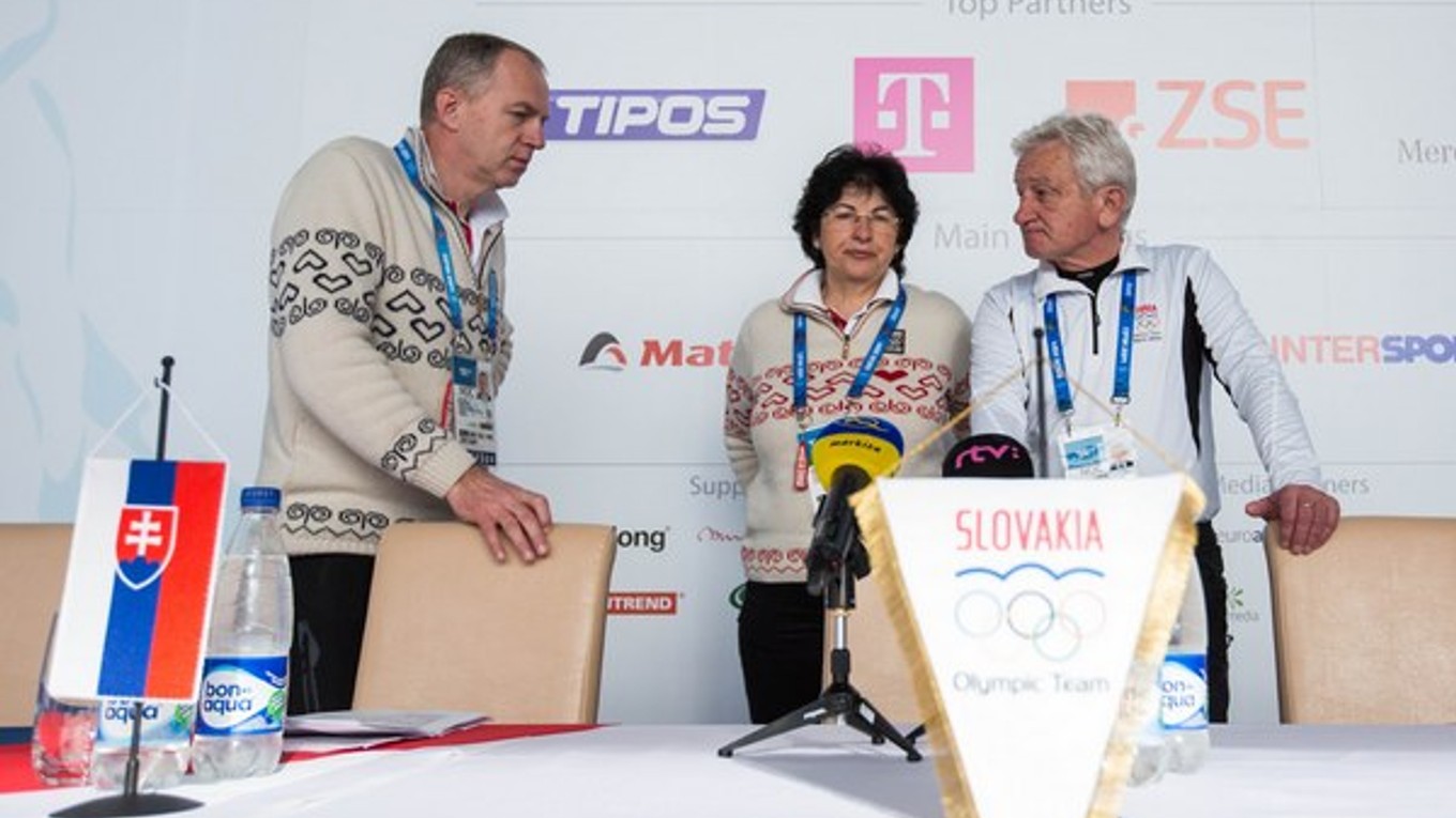 Zľava: generálny sekretár SOV Igor Liba, vedúca výpravy slovenských športovcov Janka Gantnerová a prezident SOV František Chmelár.