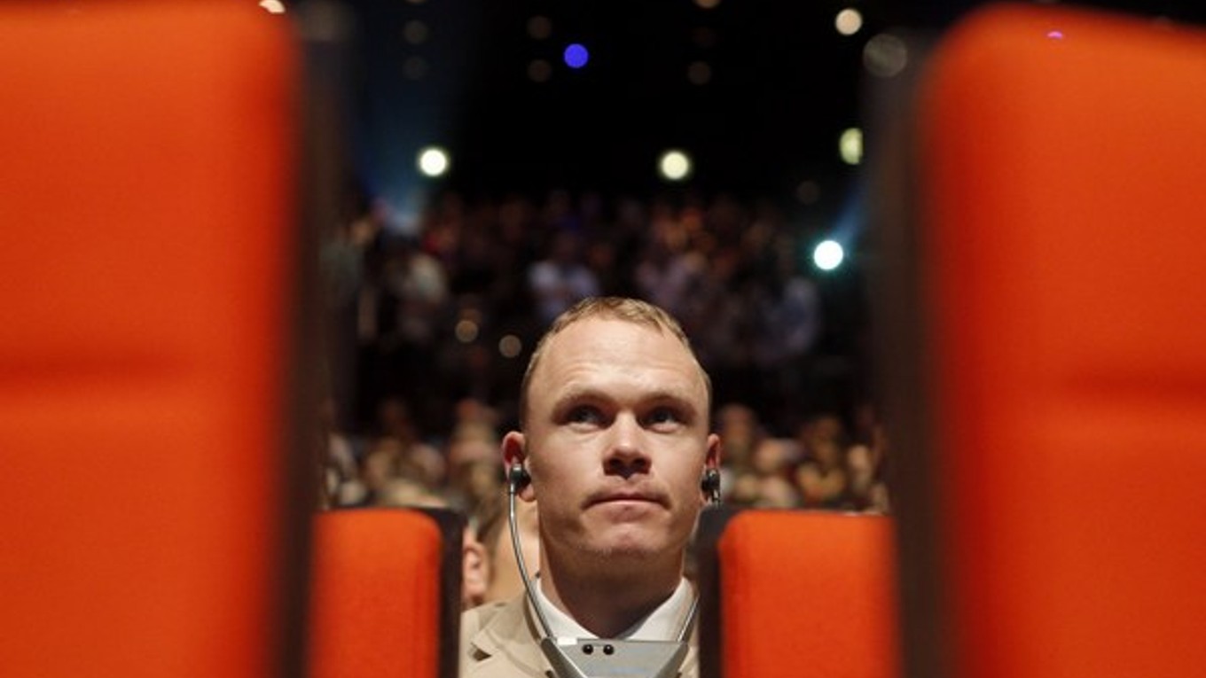 Christopher Froome na archívnej snímke pozerá prezentáciu Tour de France pre rok 2014.